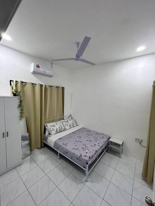 Zh Homestay Teluk Batik Lumut Exteriör bild