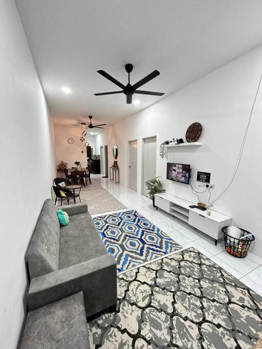 Zh Homestay Teluk Batik Lumut Exteriör bild