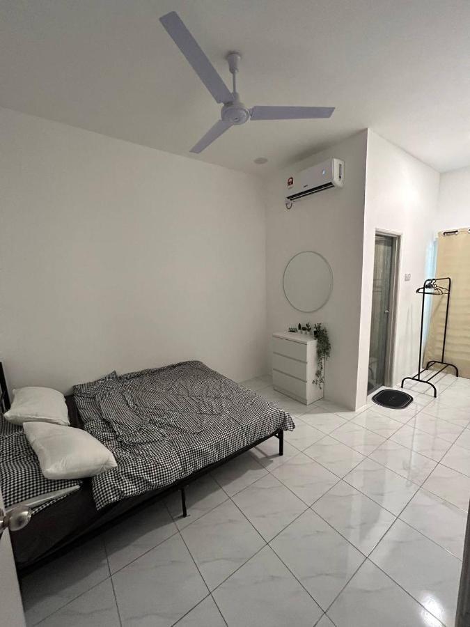 Zh Homestay Teluk Batik Lumut Exteriör bild