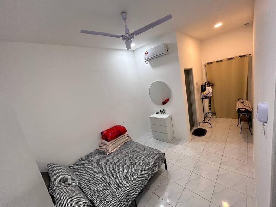 Zh Homestay Teluk Batik Lumut Exteriör bild